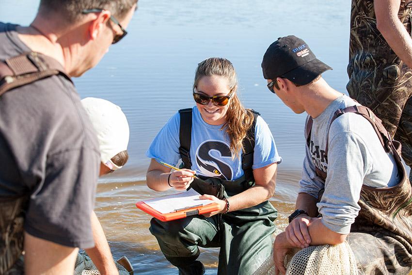 国产传媒 marine science students seining in Port Republic, NJ 国产传媒 marine science students seining in Port Republic, NJ