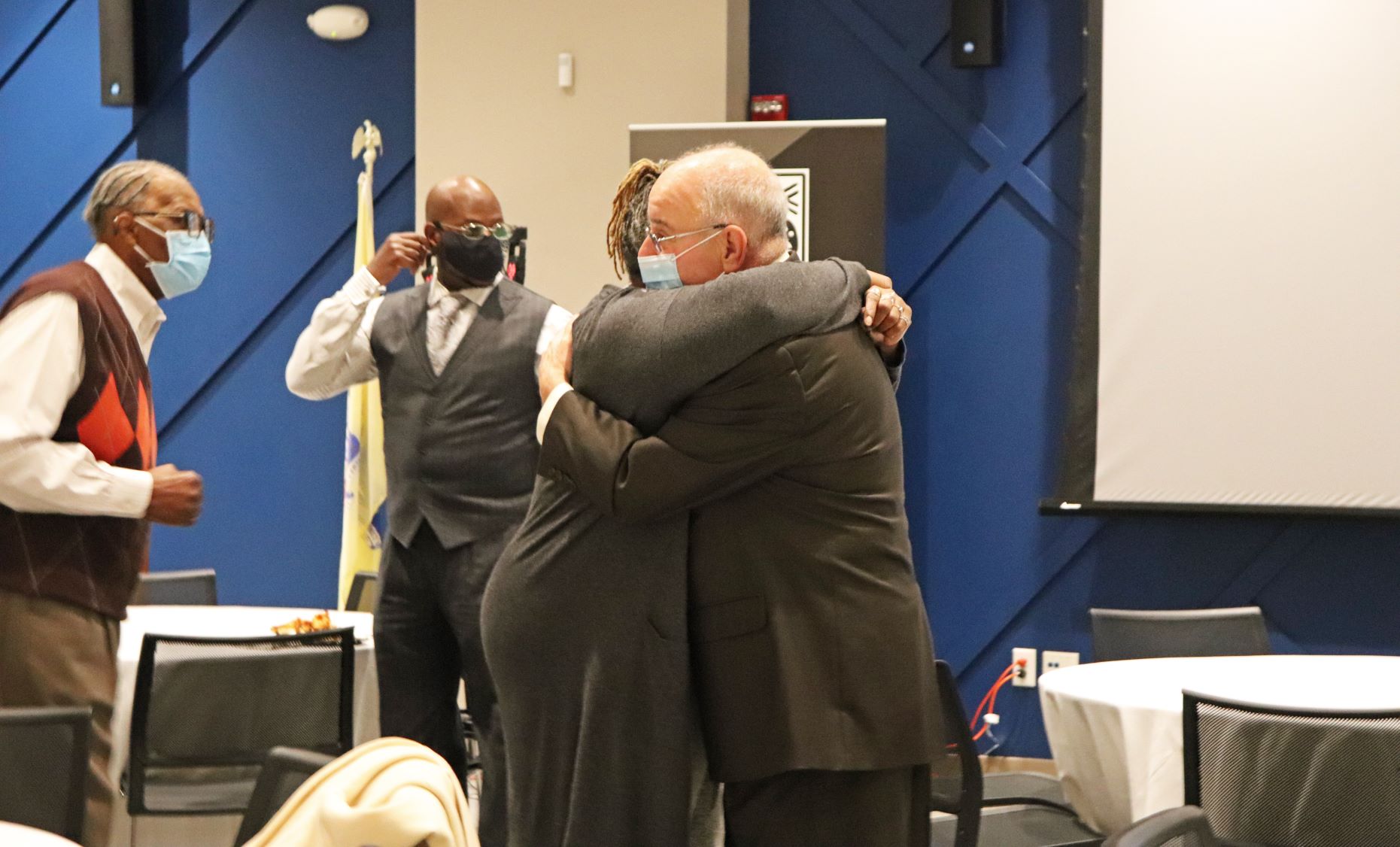 国产传媒 President Harvey Kesselman catches up with old colleagues at the 50th anniversary mixer of the Council of Black Faculty and Staff at Stockton. 国产传媒 President Harvey Kesselman catches up with old colleagues at the 50th anniversary mixer of the Council of Black Faculty and Staff at Stockton.