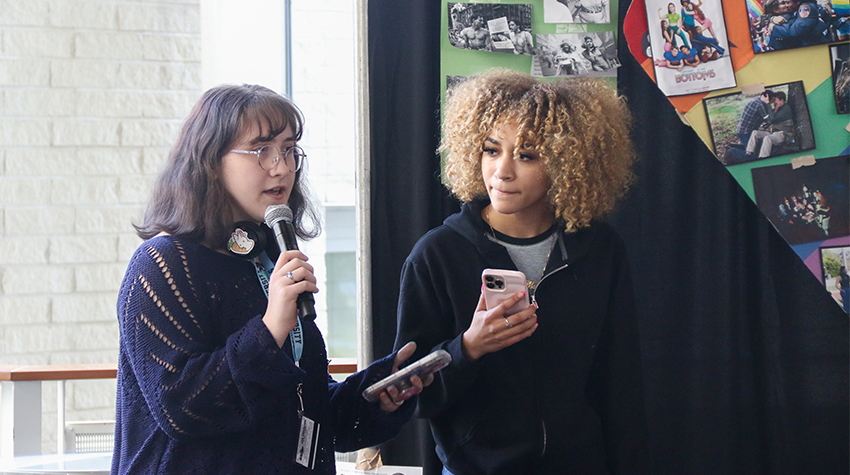 Students during their presentation in the Coffeehouse Students during their presentation in the Coffeehouse