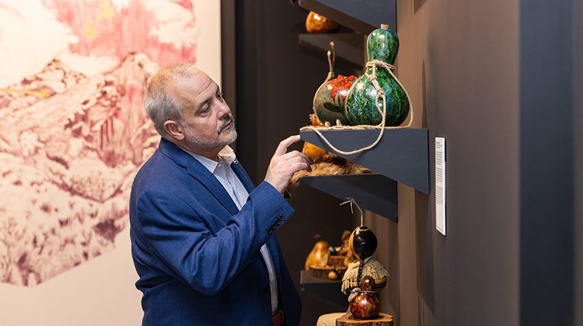 President Joe Bertolino viewing Gould Jacinto's art President Joe Bertolino viewing Gould Jacinto's art