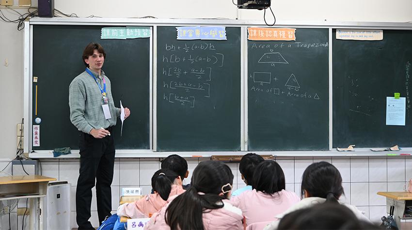 Students visited elementary classrooms to both observe and teach lessons during their trip Students visited elementary classrooms to both observe and teach lessons during their trip