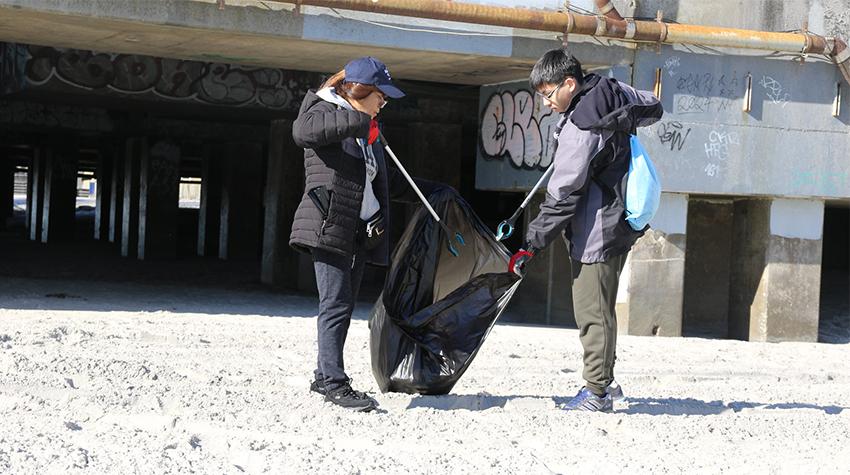 Students picking up litter on the beach in Atlantic City Students picking up litter on the beach in Atlantic City