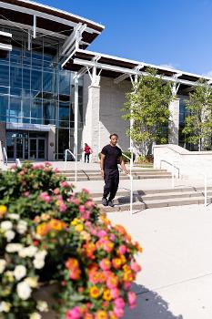 Stockton University’s modern academic spaces support collaborative learning, innovation, and student success across business and technology programs.