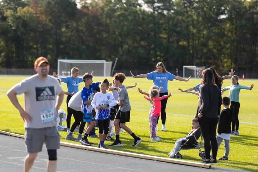 runners stretching 