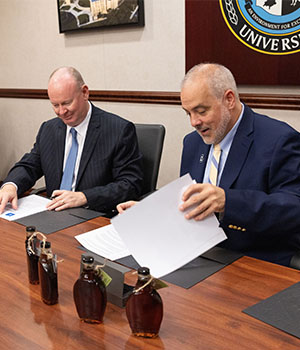 The presidents of Bucks County Community College and Stockton University sign a transfer agreement.