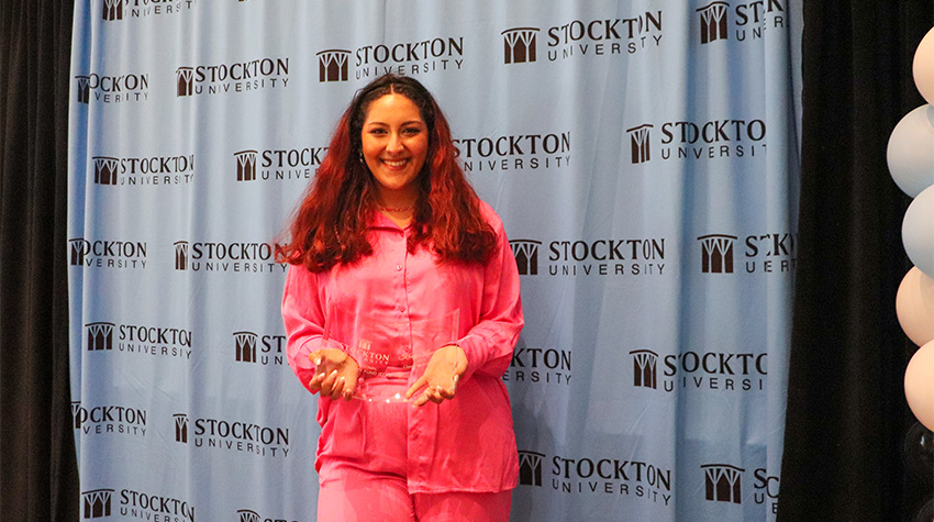 Kristyn Laaouina holding her award