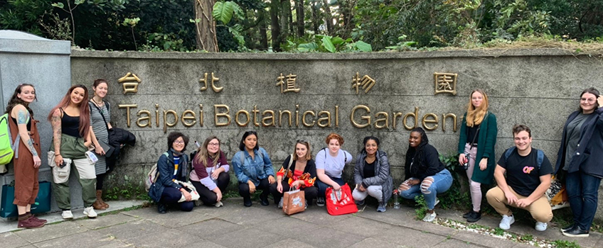 Students visit the Taipei Botanical Garden 