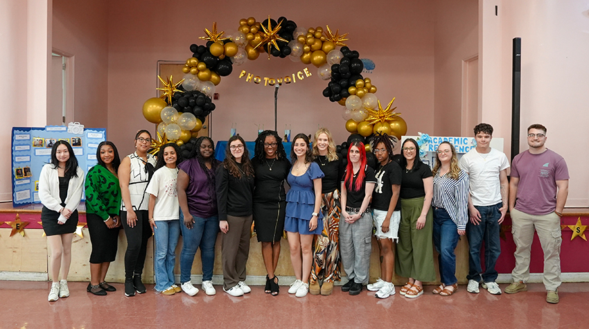 Nordia Scott, center, with the students of her course "Community Psychology."