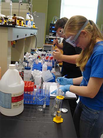 Image of Stockton University Chemistry students working in the lab