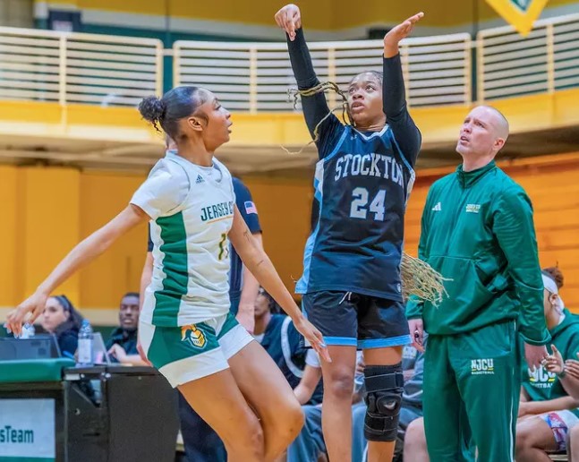 women playing basketball
