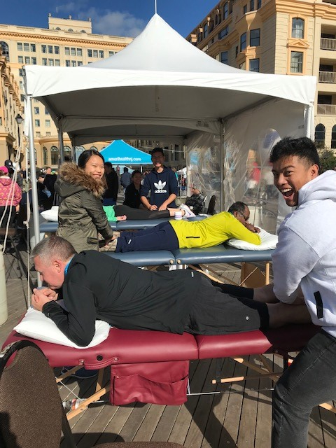students practicing physical therapy on marathon runners 